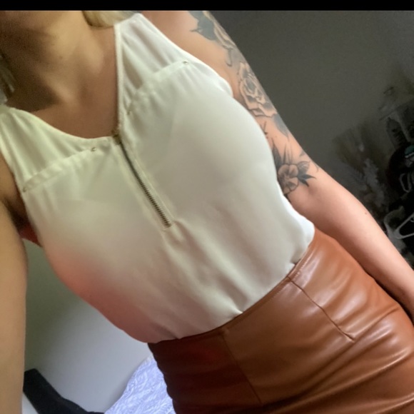 Cream sleeveless zip front express tank top - Picture 4 of 5